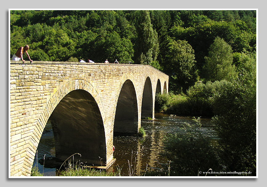 Dillingen, Luxemburg, Rue de la Sure - Brücke über die Sauer und Kanuverleih