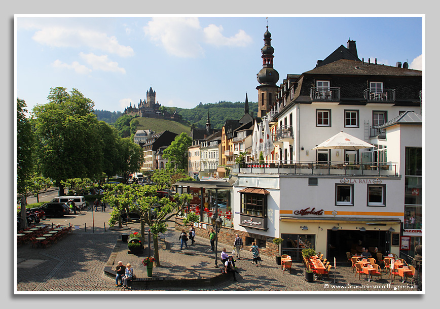 Cochem - an der Brückenstraße mit Ausblick auf die Reichsburg