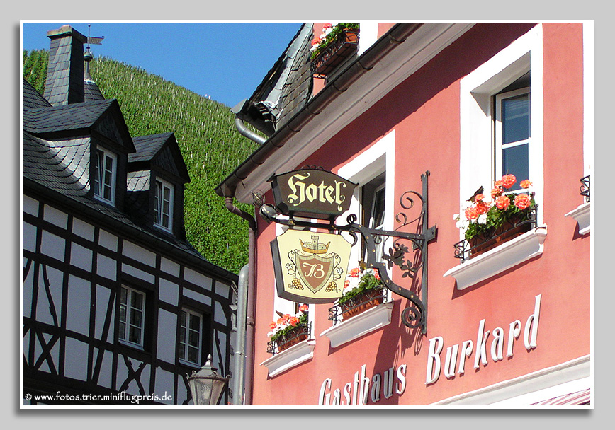 Bernkastel-Kues - steil aufragende Weinberge direkt hinter blumengeschmückten freundlichen Gasthäusern