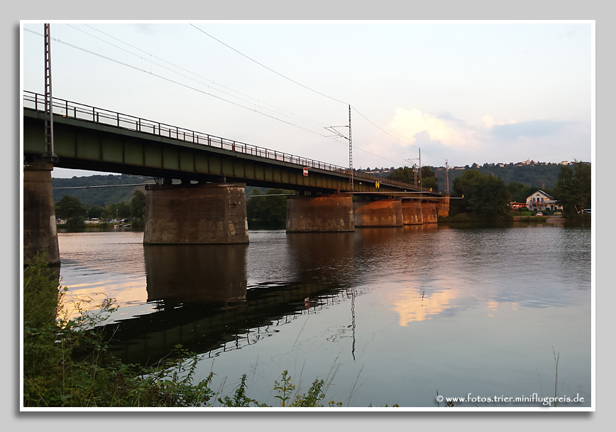Eisenbahnbrücke und Radweg über die Mosel bei Konz