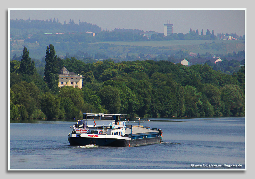 Mosel - Schiff Modena passiert Schloss Monaise