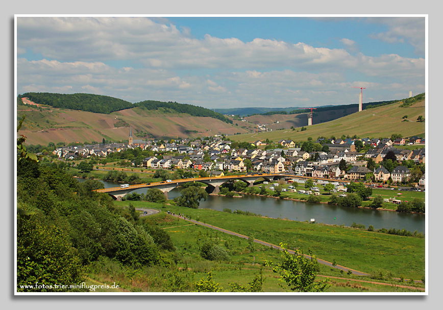 Zeltingen-Rachtig mit Sicht auf erste, sich im Bau befindliche Pfeiler des umstrittenen Hochmosel-Übergangs. Sie soll