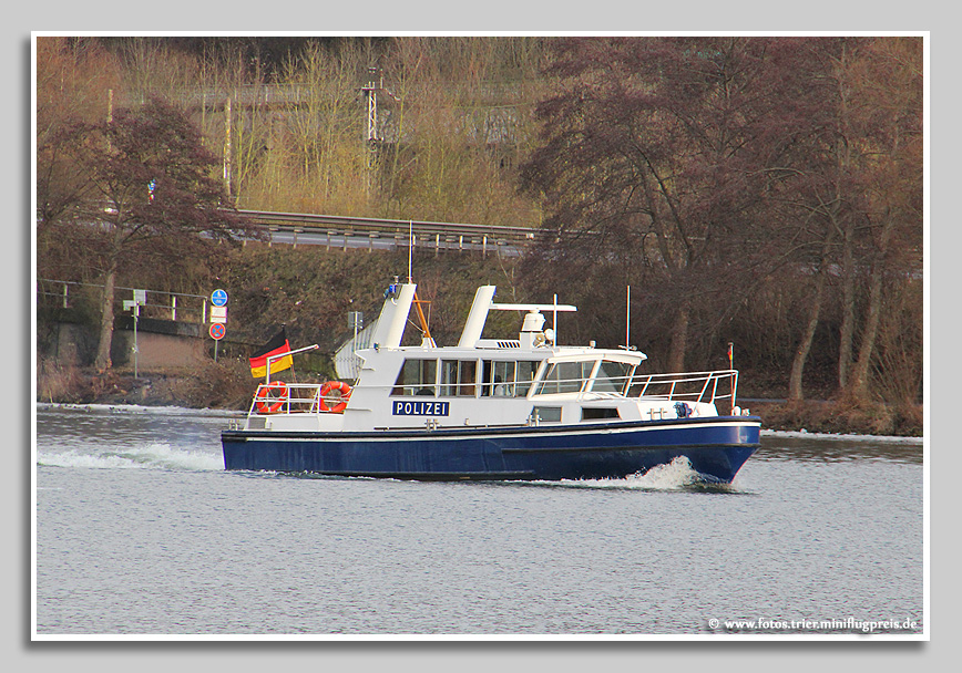 Polizeiboot auf der Mosel bei Karthaus