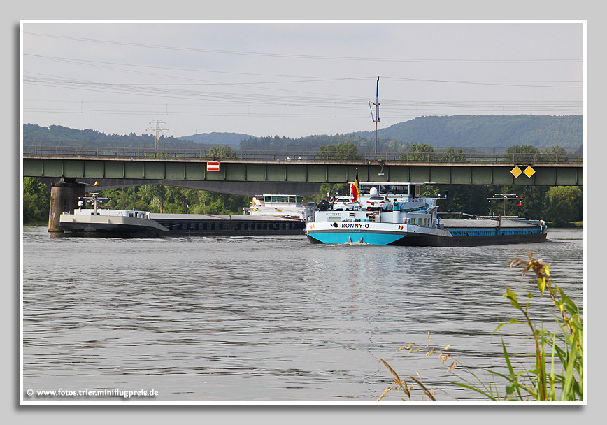 Schiffsverkehr bei der Eisenbahnbrücke bei Konz