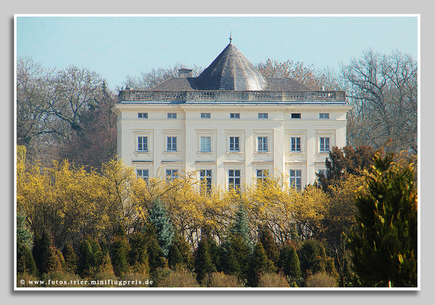 Schloss Monaise, seit 1853 zum Trierer Stadtteil Euren gehörend (Westansicht). Erbaut würde das Schloss 1779 bis 1783. 