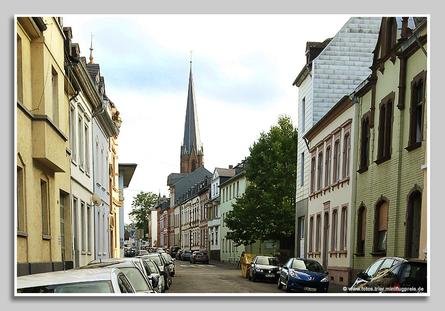 Friedrich-Wilhelm-Straße mit Kirche Herz Jesu in Trier-Süd 