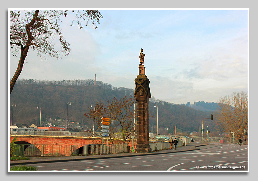 Die Konstantinsäule in Trier mit der Mariensäule im Hintergrund 