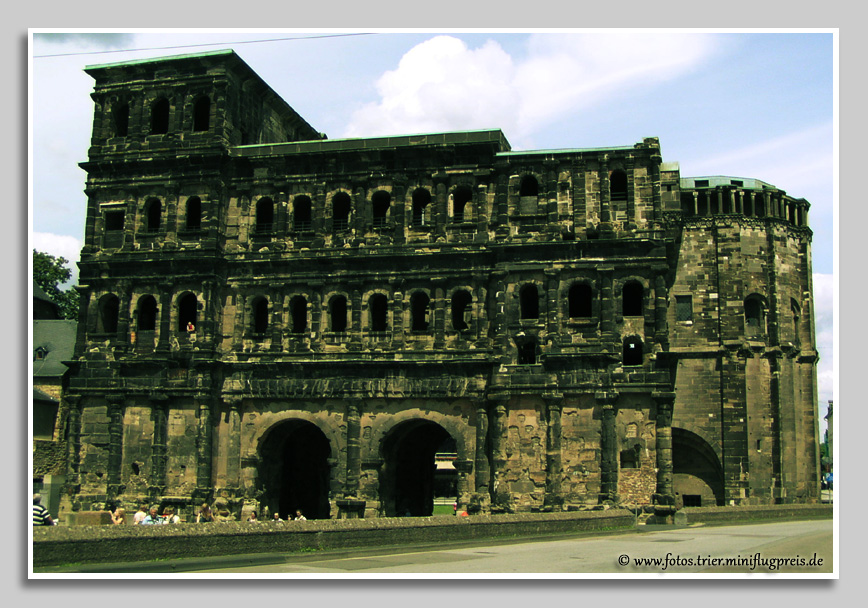 Die Porta Nigra von der Simeonstraße aus