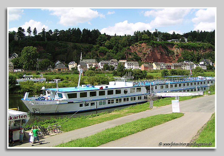 Flusskreuzfahrtsschiff am Anleger Trier