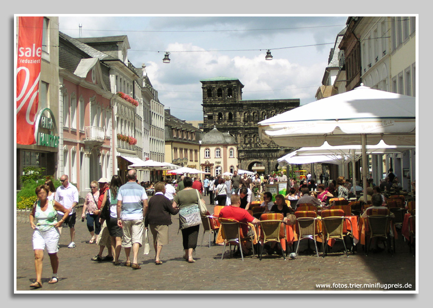 Trier Simeonstraße mit Porta Nigra 